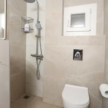 Tree Tree Suites, Large Paradise Gardens, 2 Min To